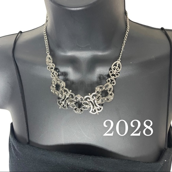 π π
Ί2028 Silvertone Ornate 16β Necklace - Picture 1 of 3